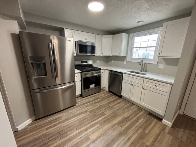 Building Photo - 3 bedrooms 3 bathrooms