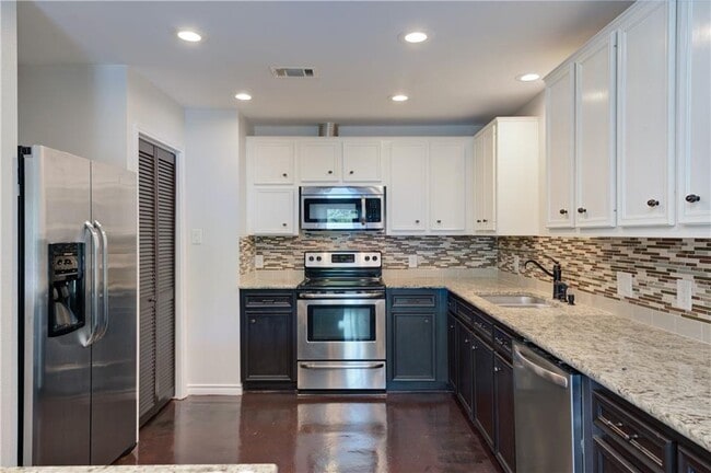 Building Photo - 5608 Oak Blvd