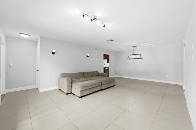 Building Photo - 313 SE 4th Terrace