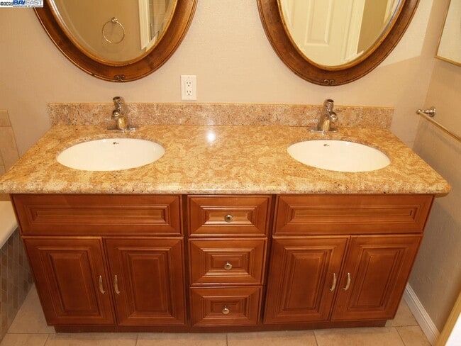 Building Photo - 647 Doral Dr