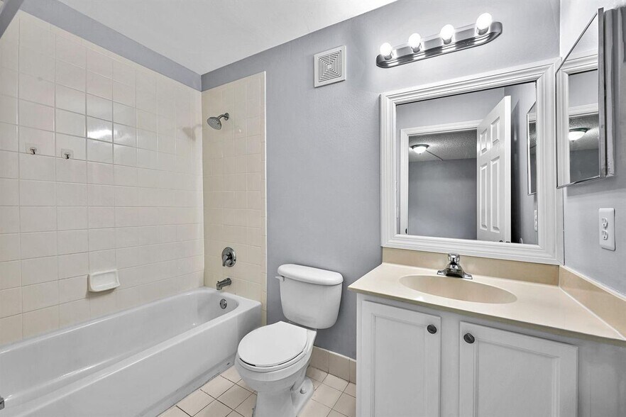 Building Photo - 8658 S Southgate Shores Cir