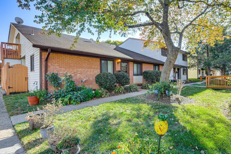 Building Photo - 8404 Mina Loma Ct