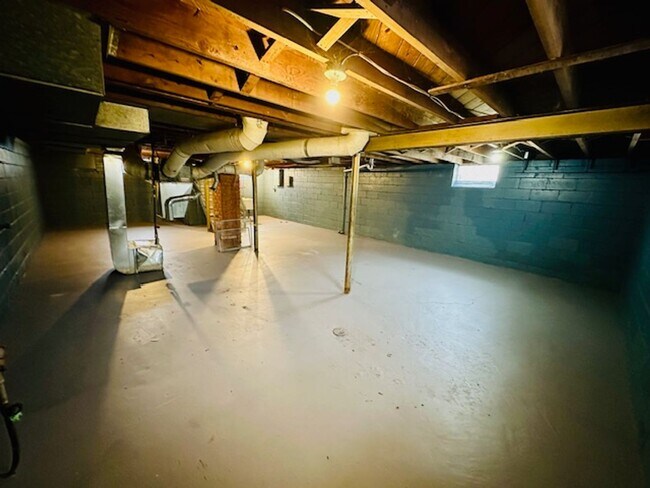 Building Photo - 3 Bedroom 1 Bath For Lease Section 8 Ready