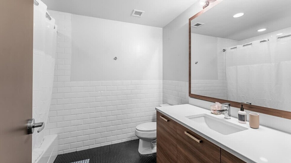 Building Photo - 555 Evergreen St