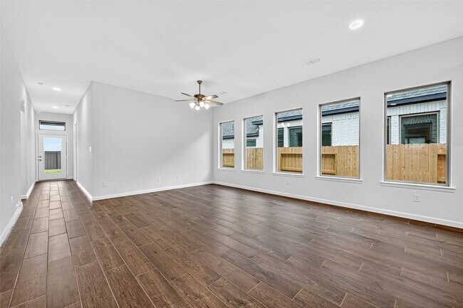 Building Photo - 407 Big Pne Trl