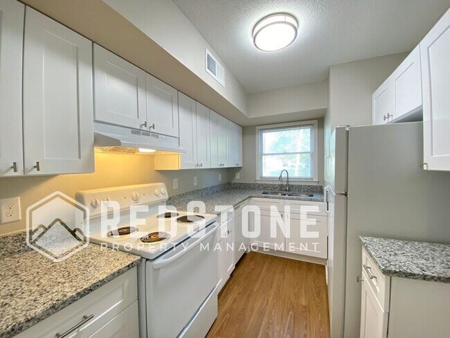 Building Photo - 2 Bedroom, 1.5 Bath - Townhouse