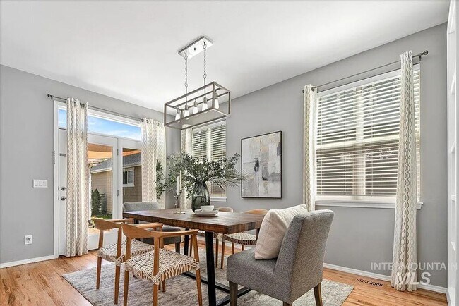 Building Photo - Charming 3 bedroom 2.5 bathroom in Desirable Area!