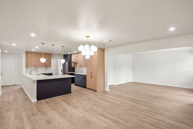 Building Photo - 5514 Chantilly Ln