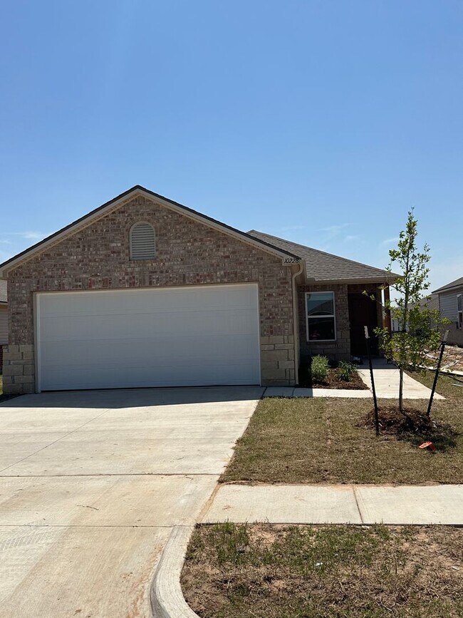 Building Photo - Preleasing Now! Spacious 3-Bed, 2-Bath Home in Yukon