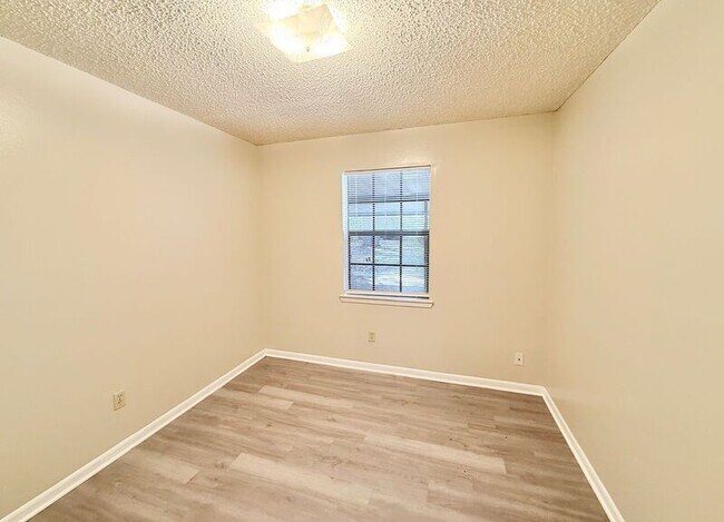 Building Photo - 9307 Mabel St