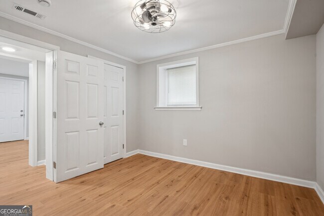 Building Photo - 1335 E Washington Ave