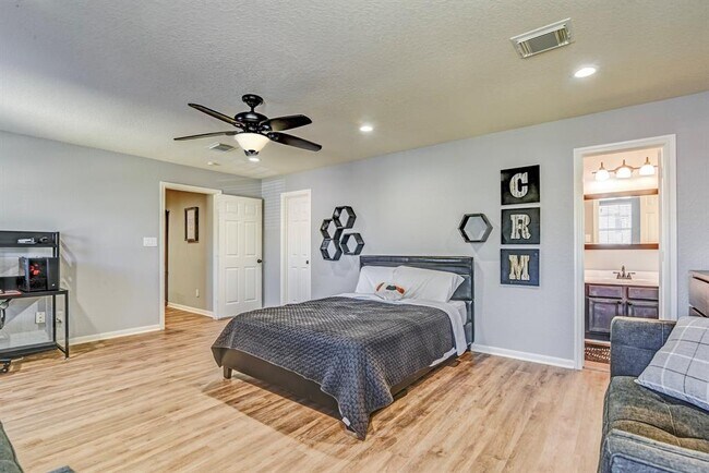 Building Photo - 2409 Daytona Ct