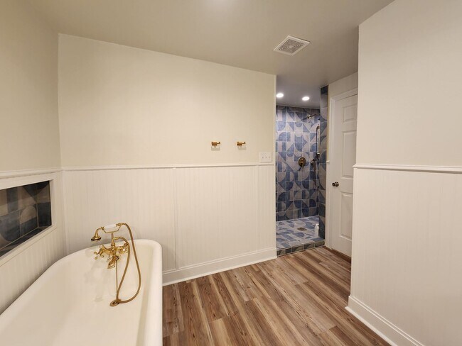 Building Photo - Craftsman Style House  Close to Downtown New Braunfels / Fridge Included/ No Carpet / Large Backy...