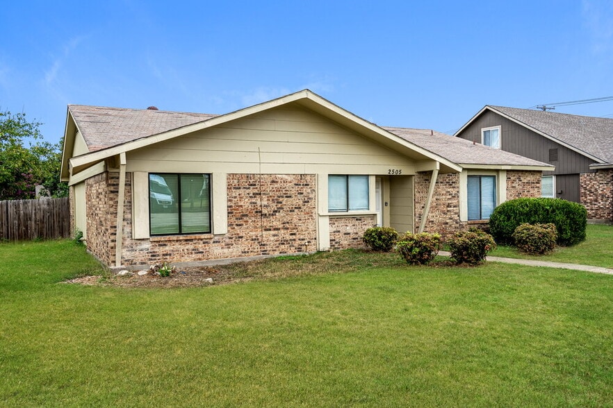 Building Photo - 2505 Crown Cir