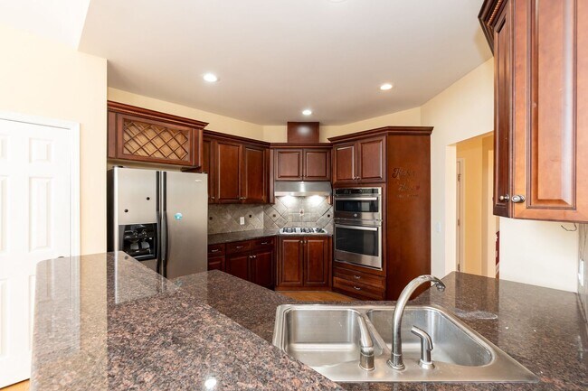 Building Photo - Four Bedroom Home!