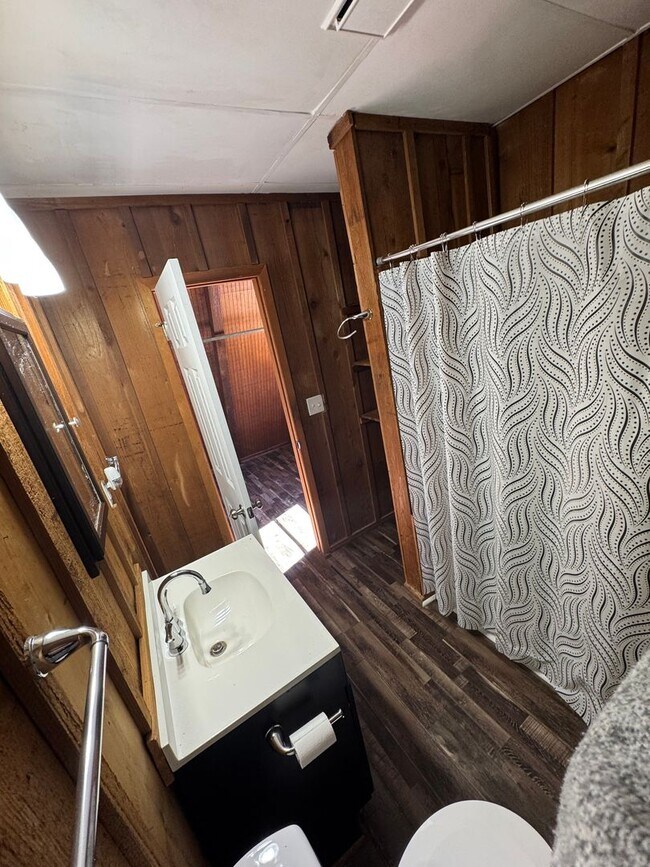 Building Photo - 3938 Cloverdale Rd