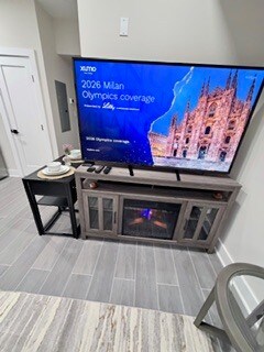 Building Photo - 824 18th St NE