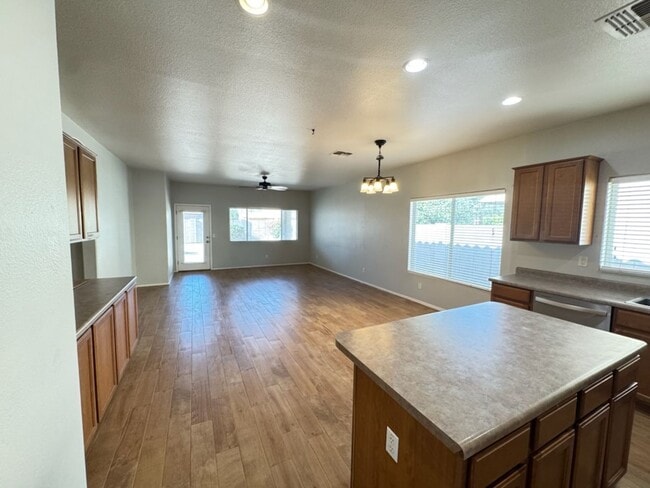 Building Photo - Chandler 4 bed 2 bath