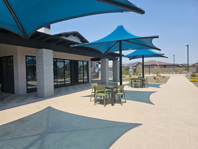 Building Photo - Beautiful new build w mountain views