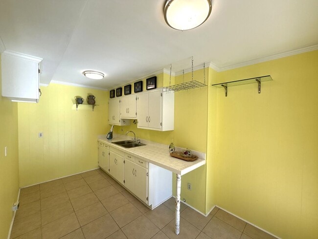 Building Photo - Beautiful 5 Bedroom 3 Bathroom House on Country Club Golf Course!