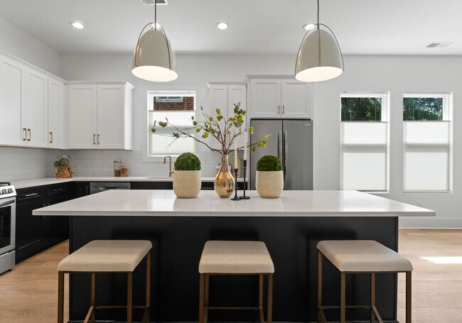 Building Photo - 2006 St John St