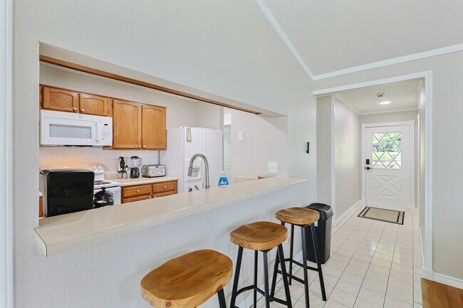 Building Photo - 2502 High Hollow Dr