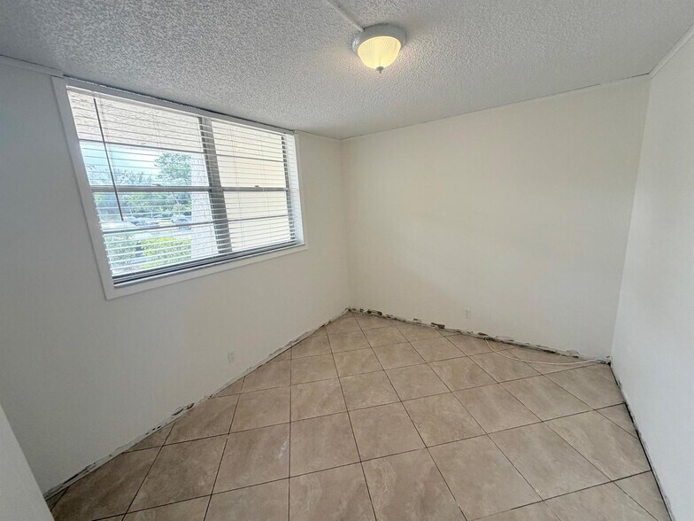 Building Photo - 9230 Lagoon Pl