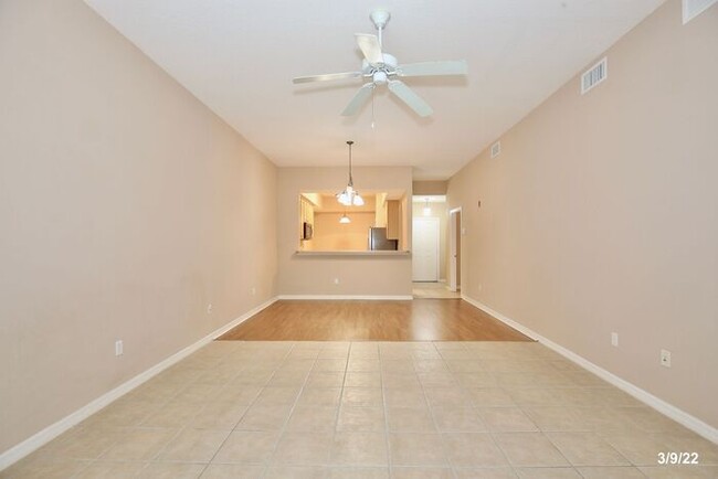 Building Photo - Premier 2/2 Spacious Condo with a Screened...