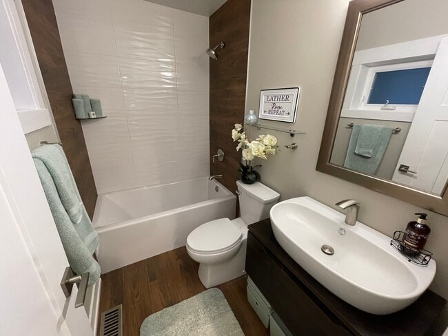 Building Photo - 2 W Ridge Ave