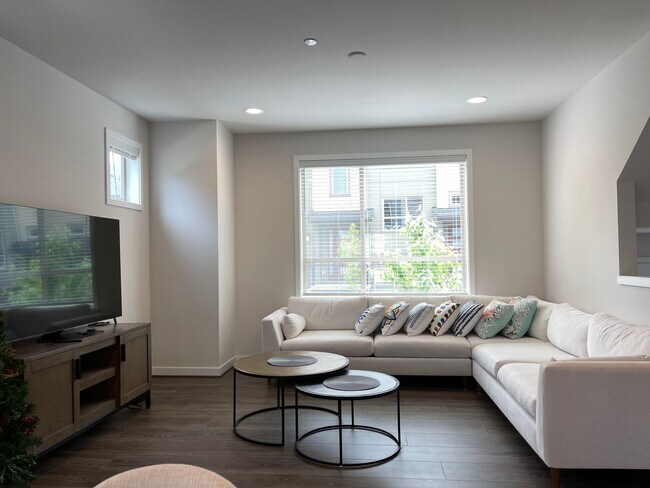 Building Photo - CLICK "REQUEST A TOUR" NOW!