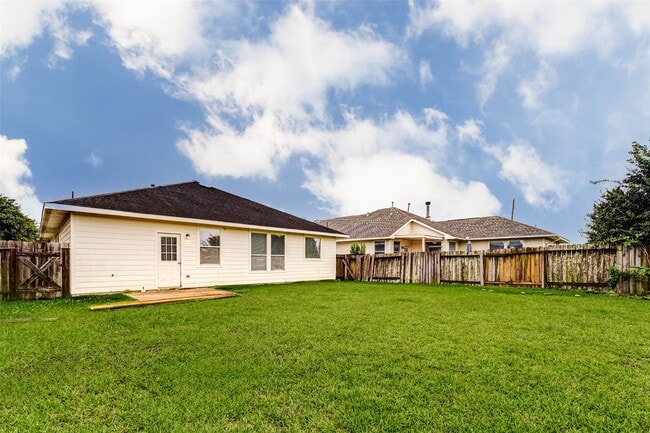 Building Photo - 7434 Jacobs Well Dr