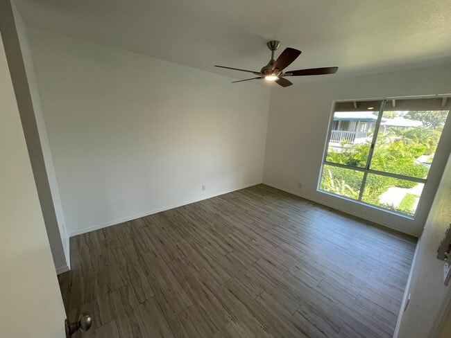 Building Photo - 2 Bed/ 1Bath Unfurnished Upgraded Ground Floor Southpointe Unit with a Yard + 2 Parking Spaces