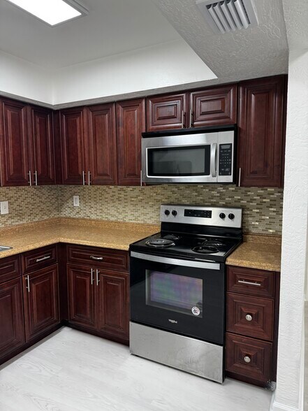 Building Photo - 1702 Barton Ct