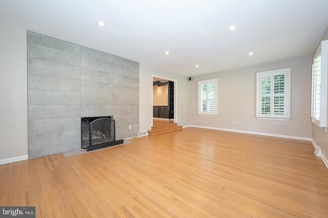Building Photo - 327 Strathmore Rd