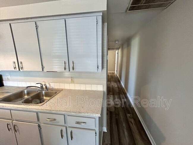 Building Photo - 1016 E Seneca Ave