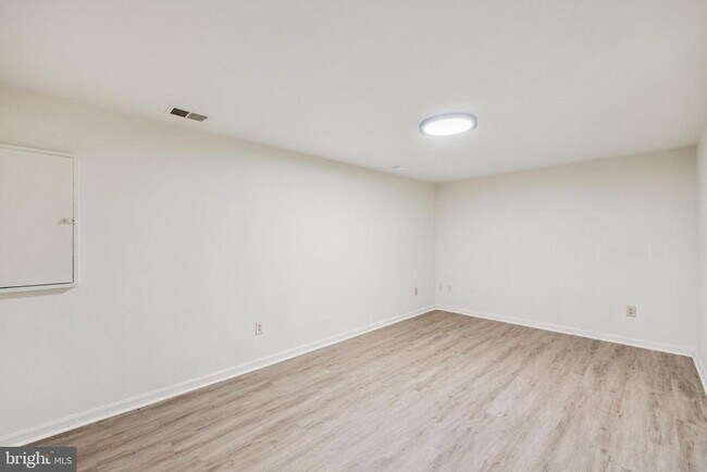 Building Photo - 10520 Pine Haven Terrace