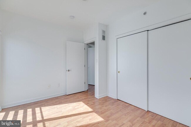 Building Photo - 220 W George St