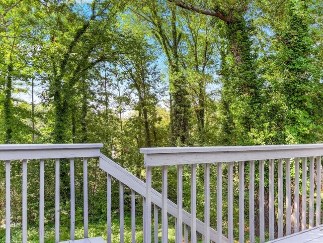 Building Photo - Charming Updated 2BR/2BA Duplex Close To E...