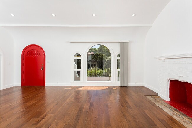Building Photo - Beautiful spacious house