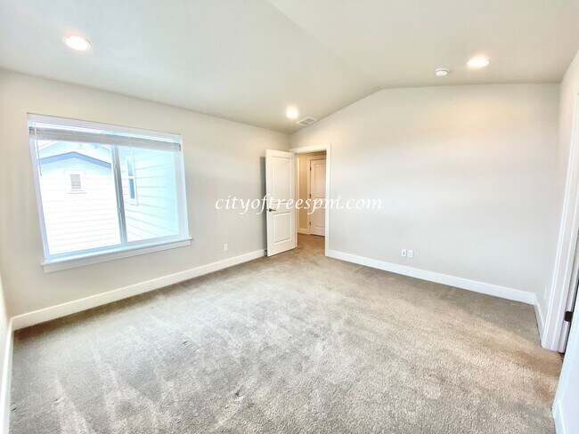 Building Photo - BEAUTIFUL 4 bed 2 1/2 Bath Located in Cent...
