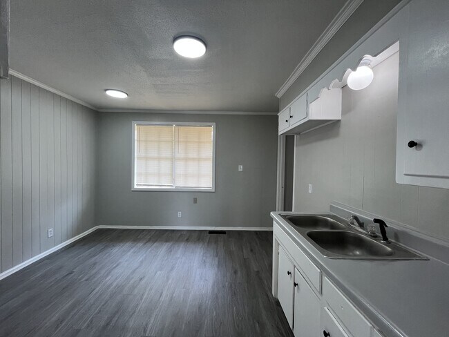 Building Photo - 606 Austin St