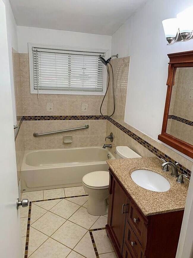 Building Photo - 3 Bedroom Semi-Detached house