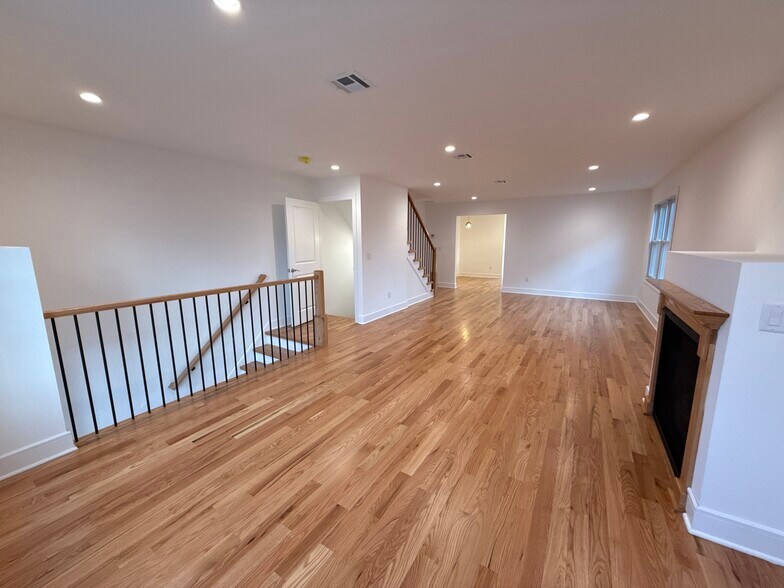 Building Photo - 370 Semel Ave