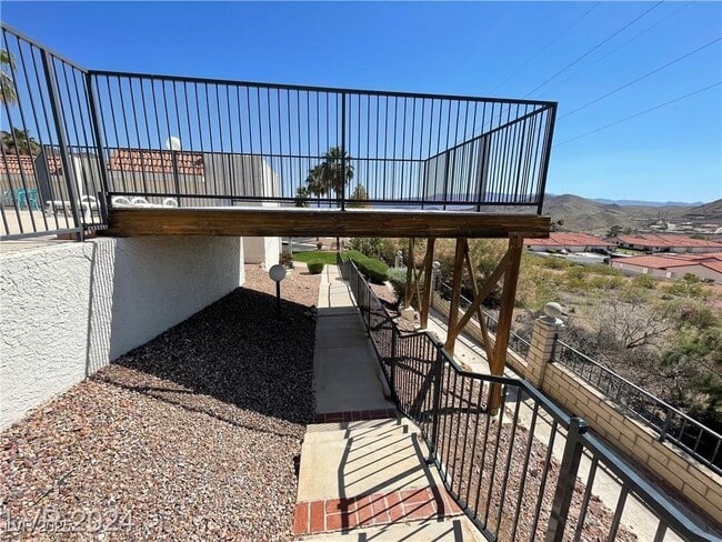 Building Photo - 687 Marina Dr
