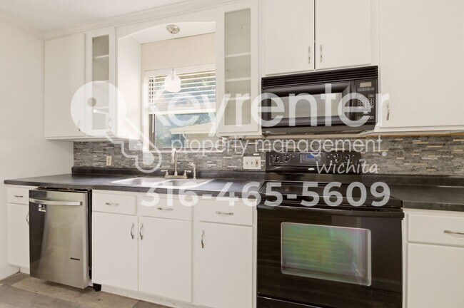 Building Photo - Well maintained 3 bedroom, 3 bath home close to everything you need!