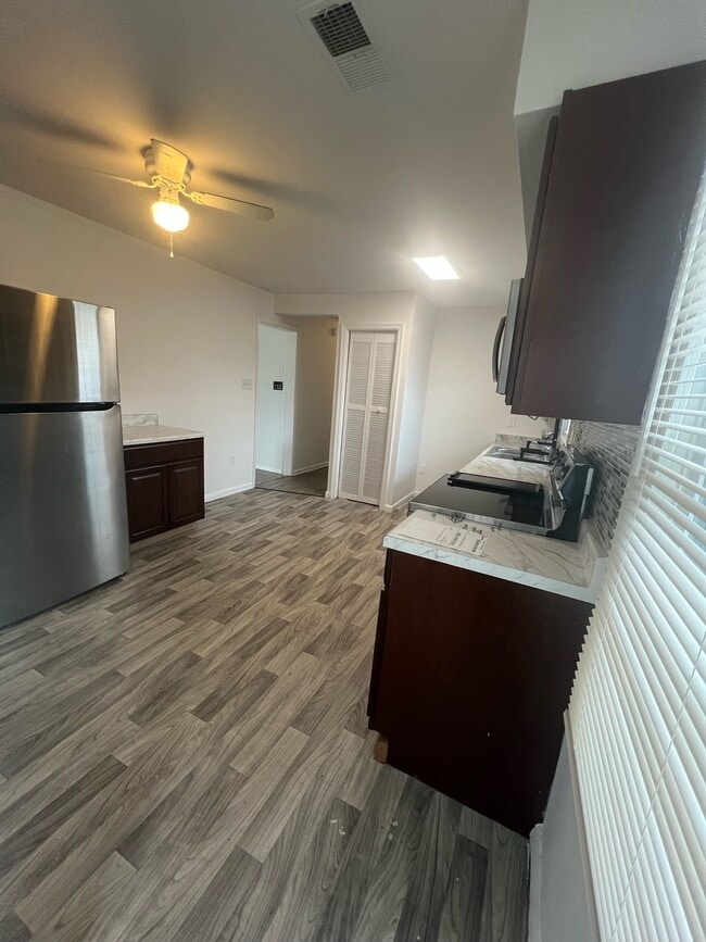 Building Photo - 609 N Stonestreet Ave