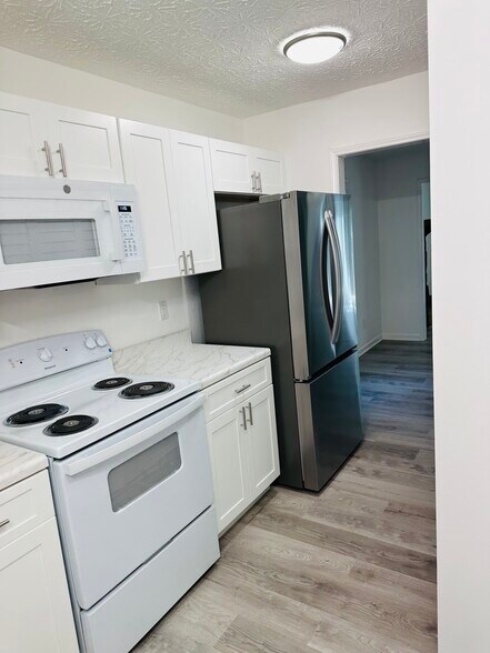*New* over the range microwave & refrigerator installed - 1314 N Lea Ct SE