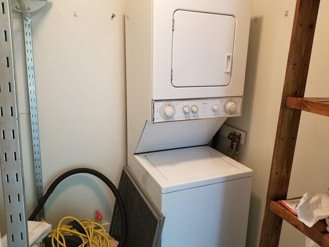 Building Photo - 980 Careswell St