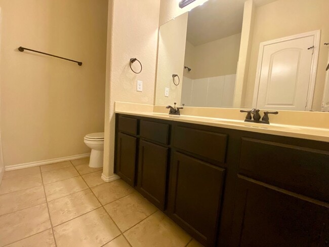 Building Photo - Move In Ready Duplex