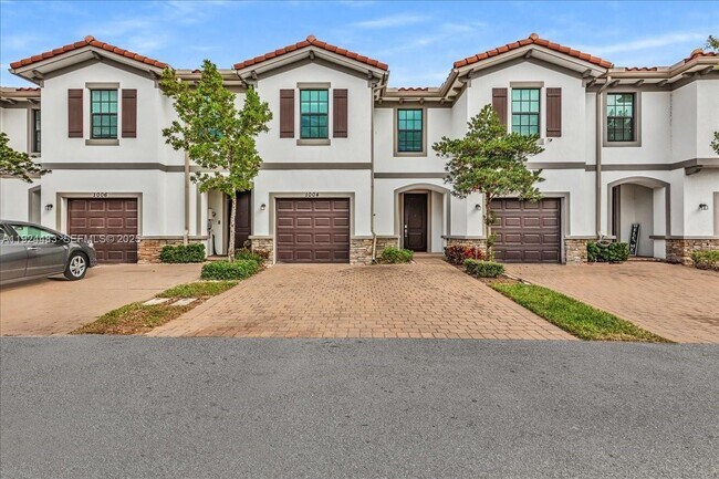 Building Photo - 1004 Willow Pl